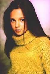 Photos de Mackenzie Rosman - Photoshoot Yellow Sweater - 1